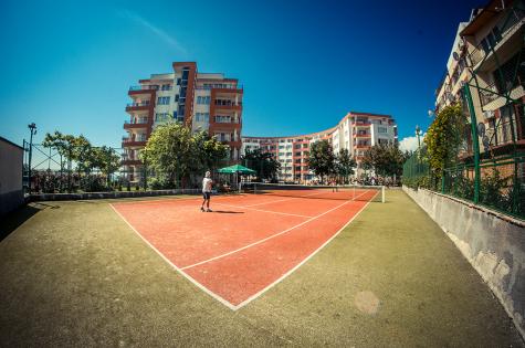 Теннисный корт в комплексе "Ривьера Форт Бич", Равда