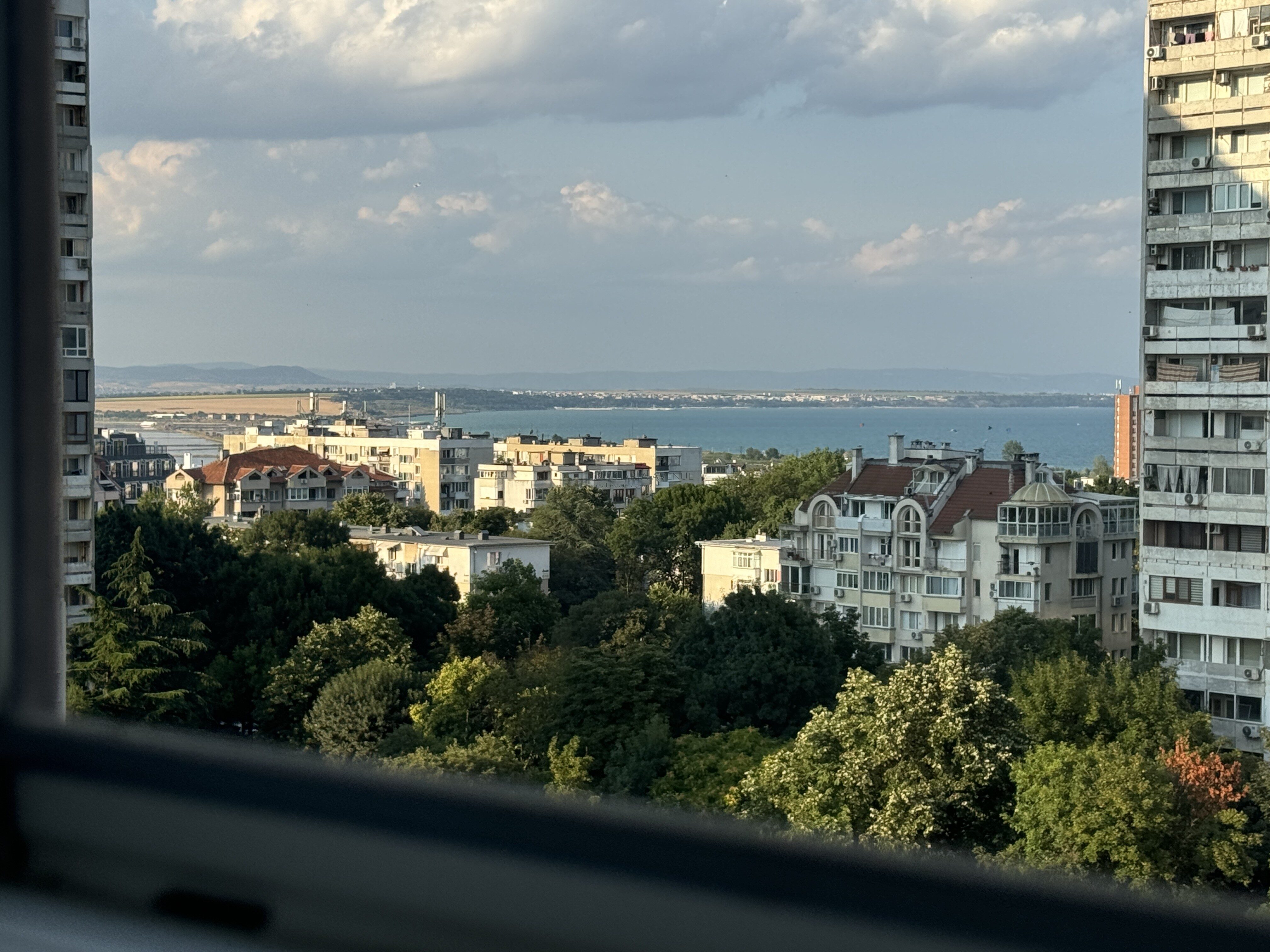 Элитная трехкомнатная квартира с панорамным видом на море в Chantrer Residence, Бургас