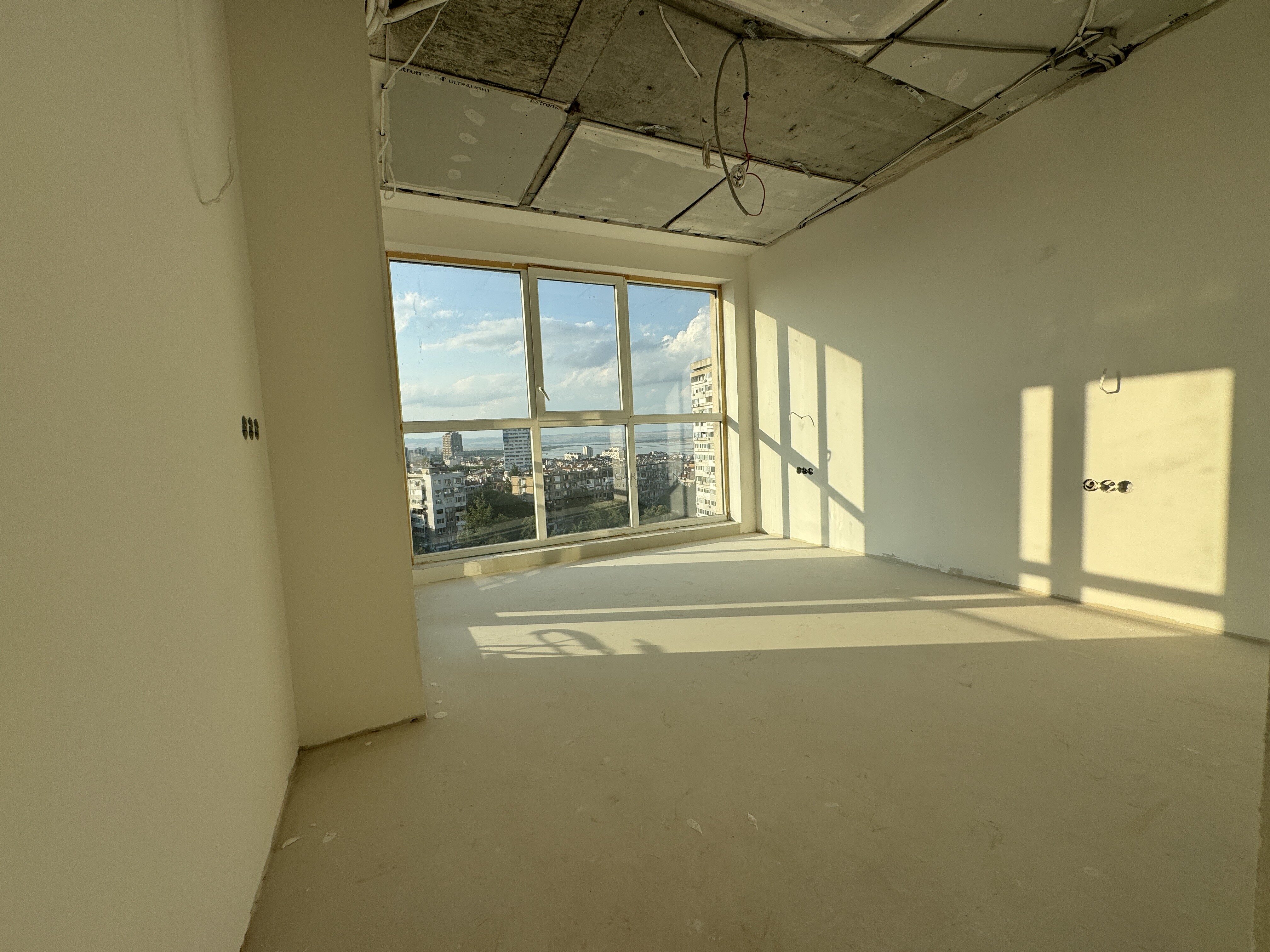 Элитная трехкомнатная квартира с панорамным видом на море в Chantrer Residence, Бургас