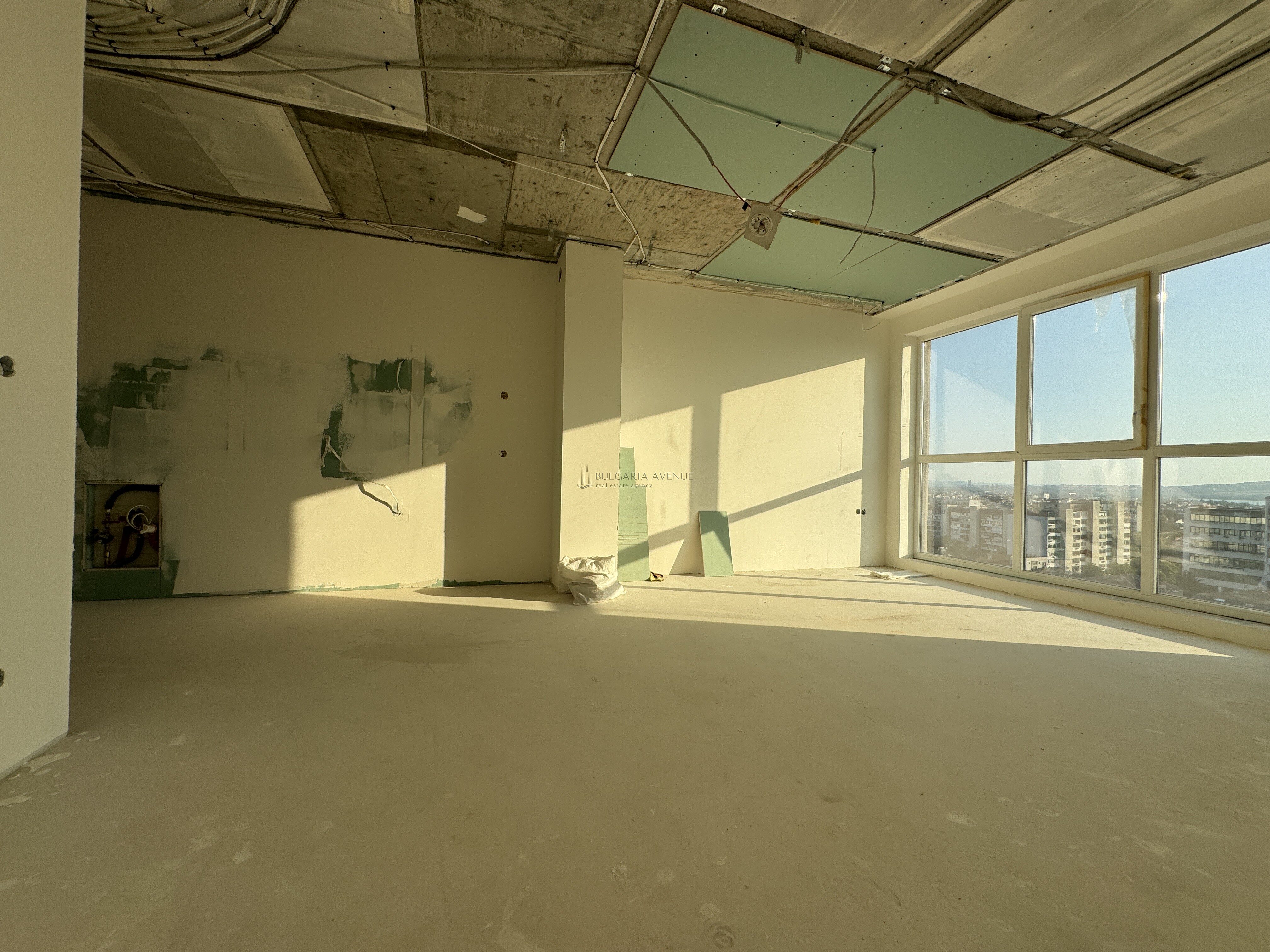 Элитная трехкомнатная квартира с панорамным видом на море в Chantrer Residence, Бургас