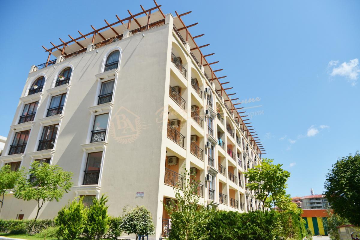 Студия Villa Astoria, Елените