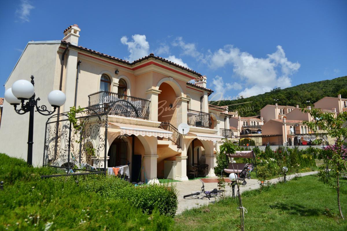 Дом Villas Romana, Елените