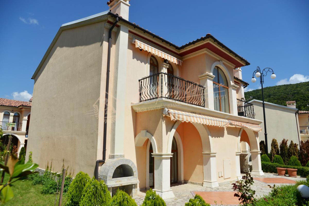 Дом Villas Romana, Елените