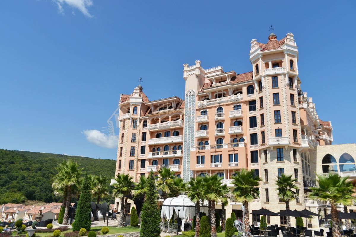 Дом Villas Romana, Елените