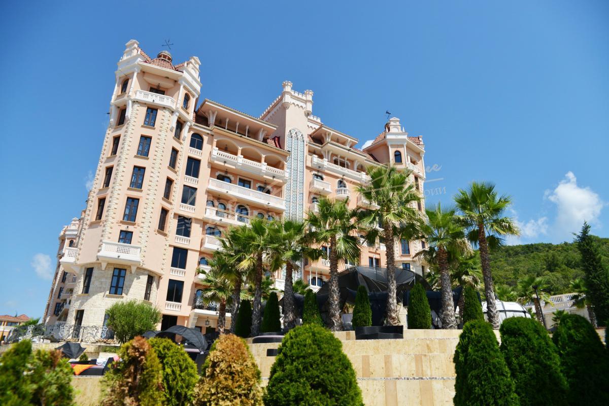 Дом Villas Romana, Елените