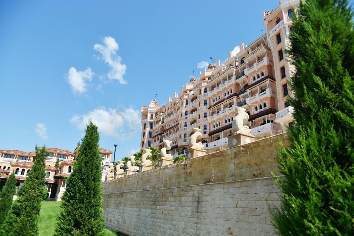 Дом Villas Romana, Елените