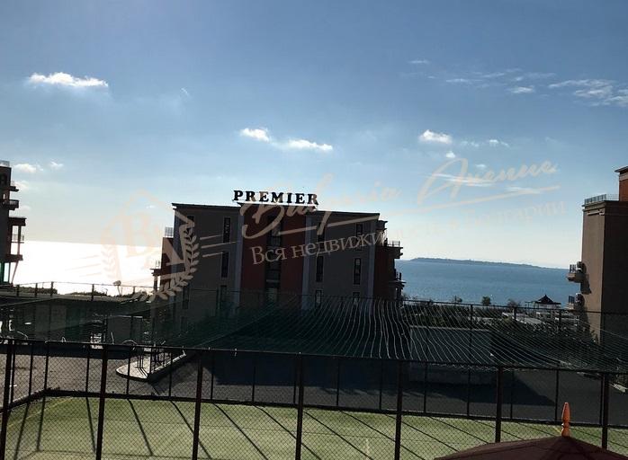Panoramic 1-bedroom apartment 120m from the beach