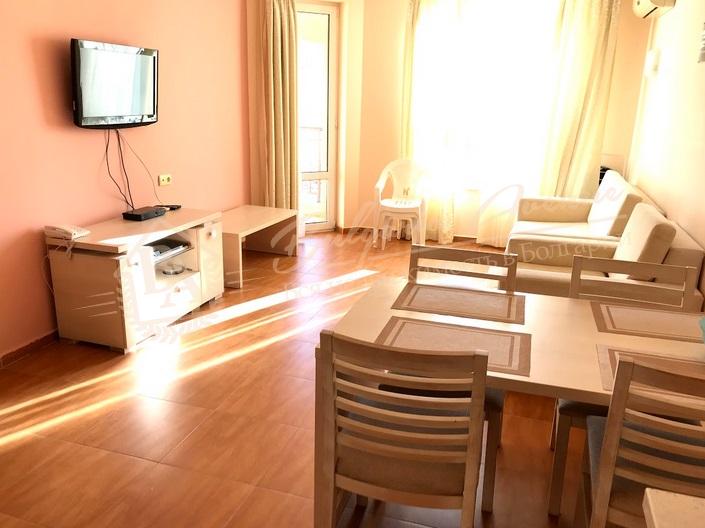 Panoramic 1-bedroom apartment 120m from the beach