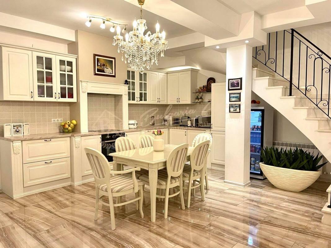Manor with 6 bedrooms and swimming pool 17 km from Varna