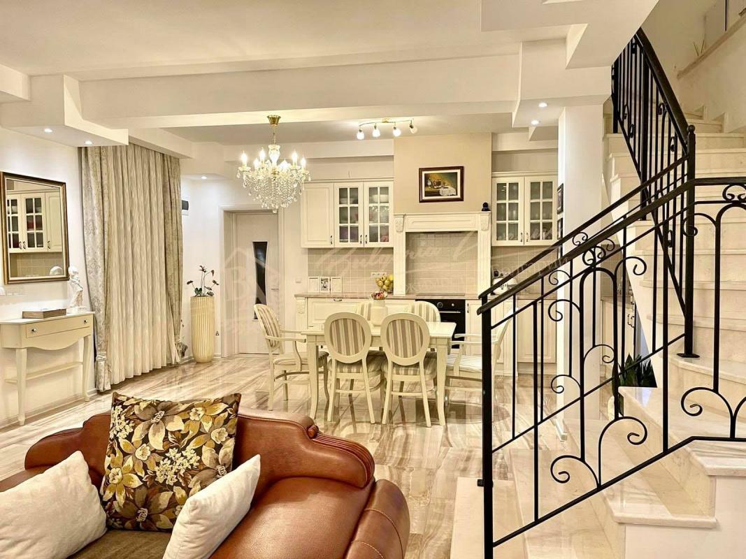 Manor with 6 bedrooms and swimming pool 17 km from Varna