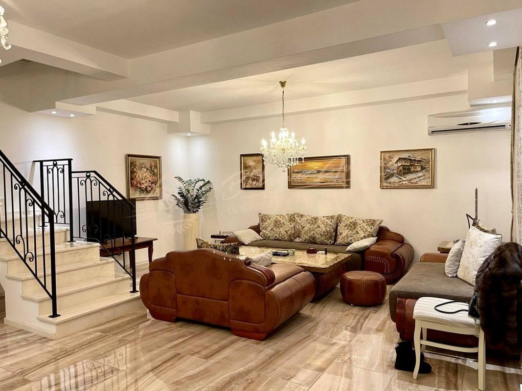 Manor with 6 bedrooms and swimming pool 17 km from Varna