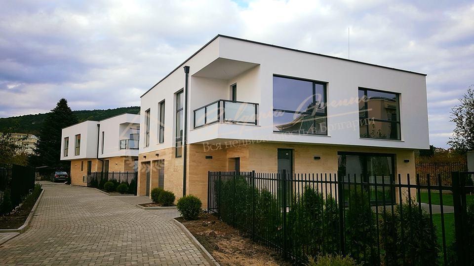 Townhouse with 4 bedrooms in Varna! 2 km from the sea shore.