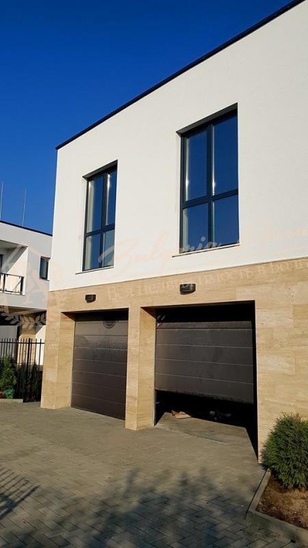 Townhouse with 4 bedrooms in Varna! 2 km from the sea shore.