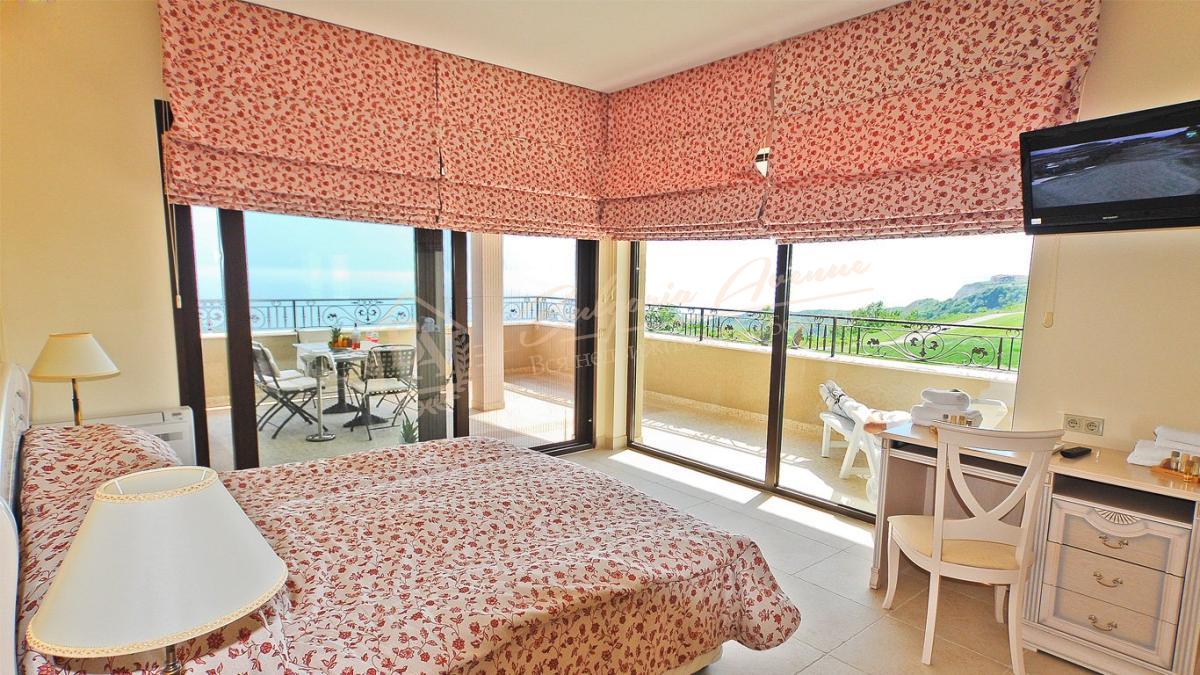 Elite property on the first line with frontal sea view