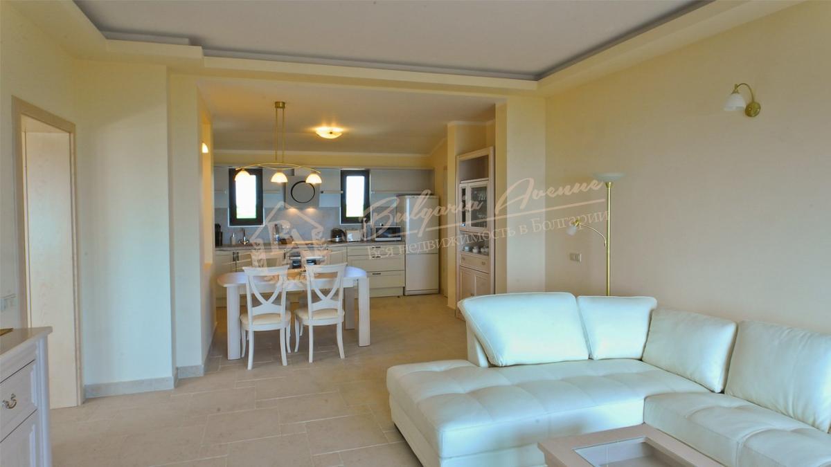 Elite property on the first line with frontal sea view