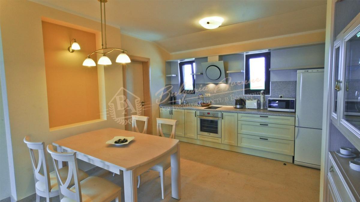 Elite property on the first line with frontal sea view