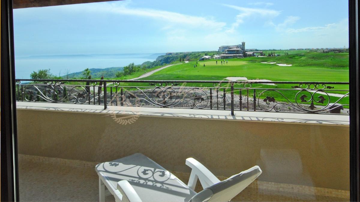 Elite property on the first line with frontal sea view