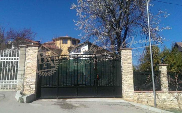 Private house with its own garden in a prestigious district of Varna
