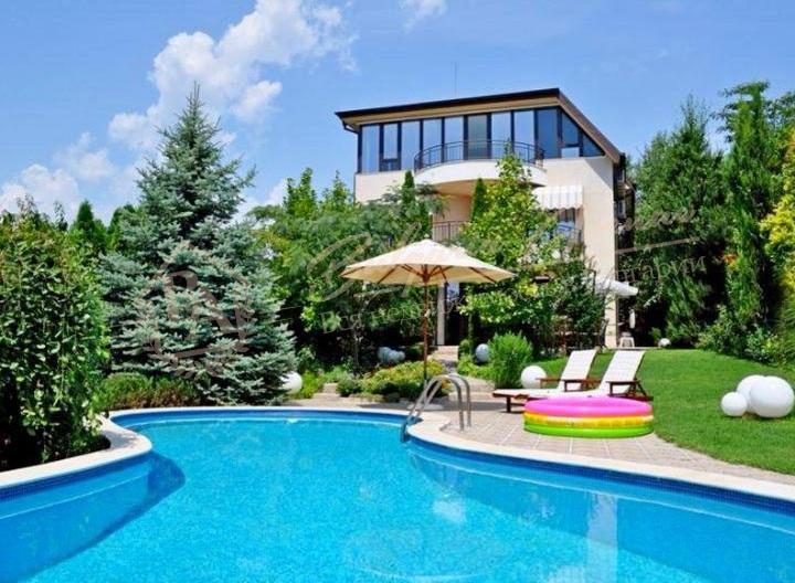 Luxury house for permanent residence by the sea in Varna