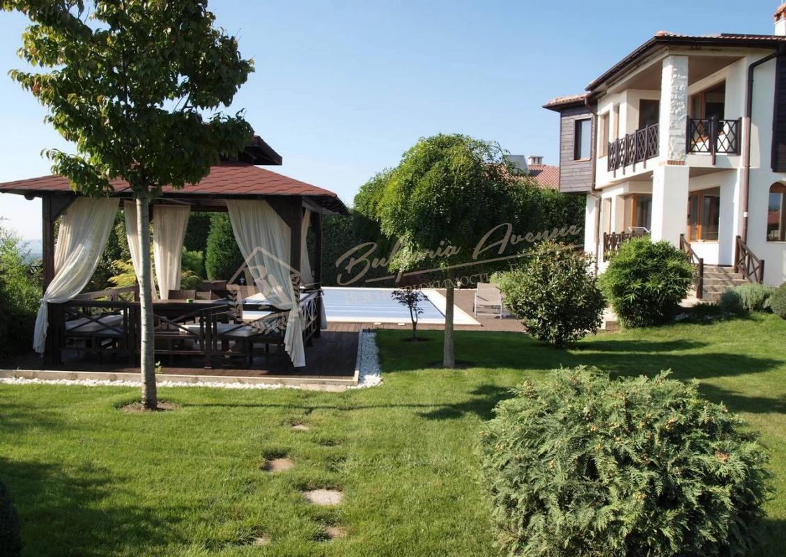 Cosy house with large garden and swimming pool, luxury class by the sea, Varna region