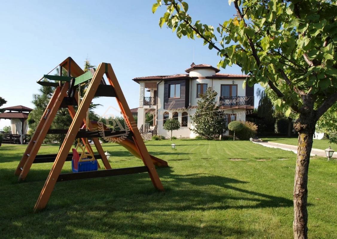 Cosy house with large garden and swimming pool, luxury class by the sea, Varna region