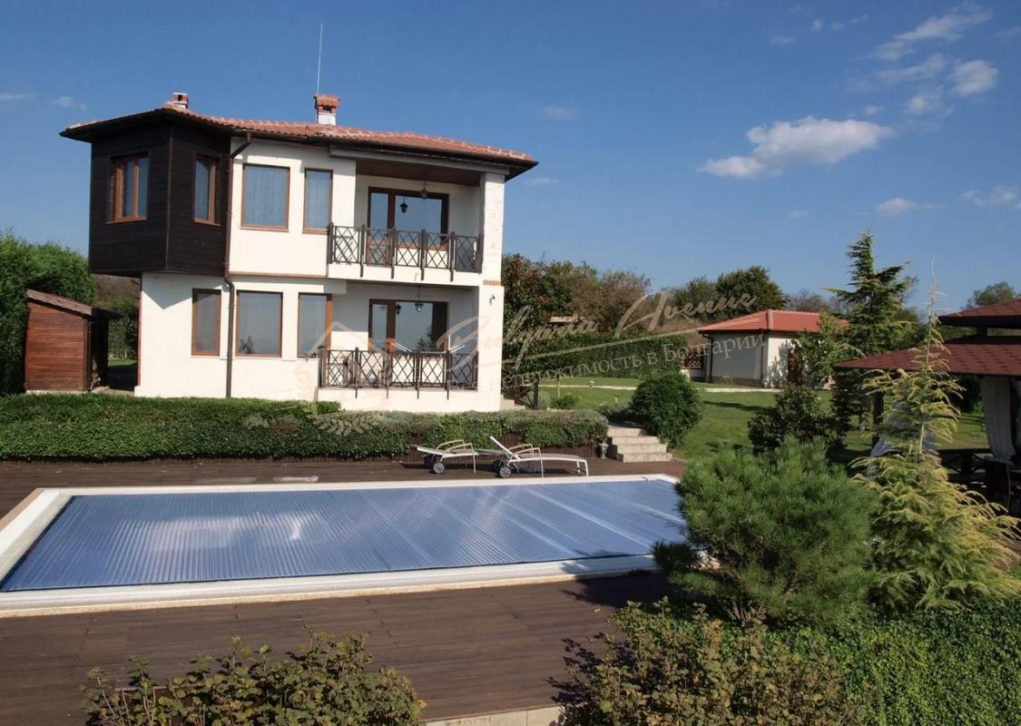 Cosy house with large garden and swimming pool, luxury class by the sea, Varna region