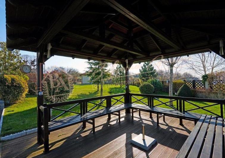 Cosy house with large garden and swimming pool, luxury class by the sea, Varna region