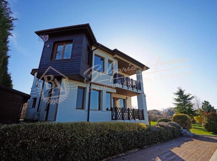 Cosy house with large garden and swimming pool, luxury class by the sea, Varna region