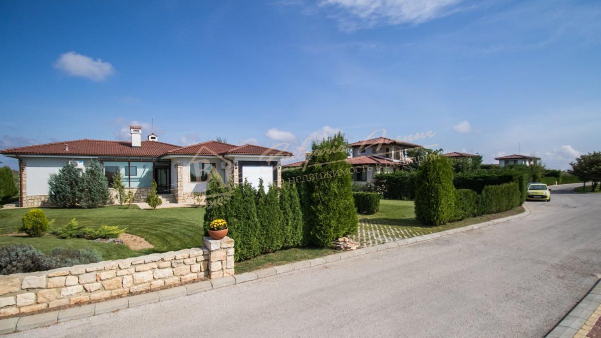 House in a quiet location with sea and lake views