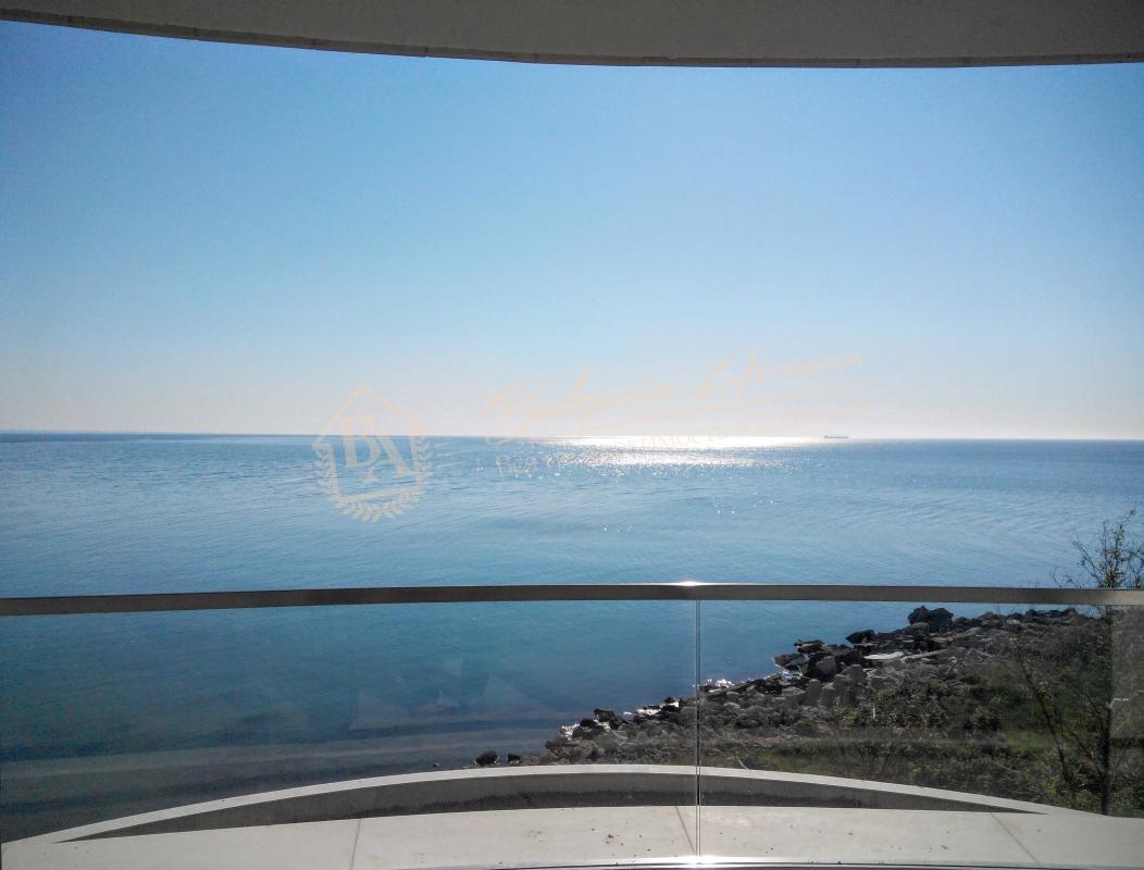 Elite apartment on the first line with panoramic sea views