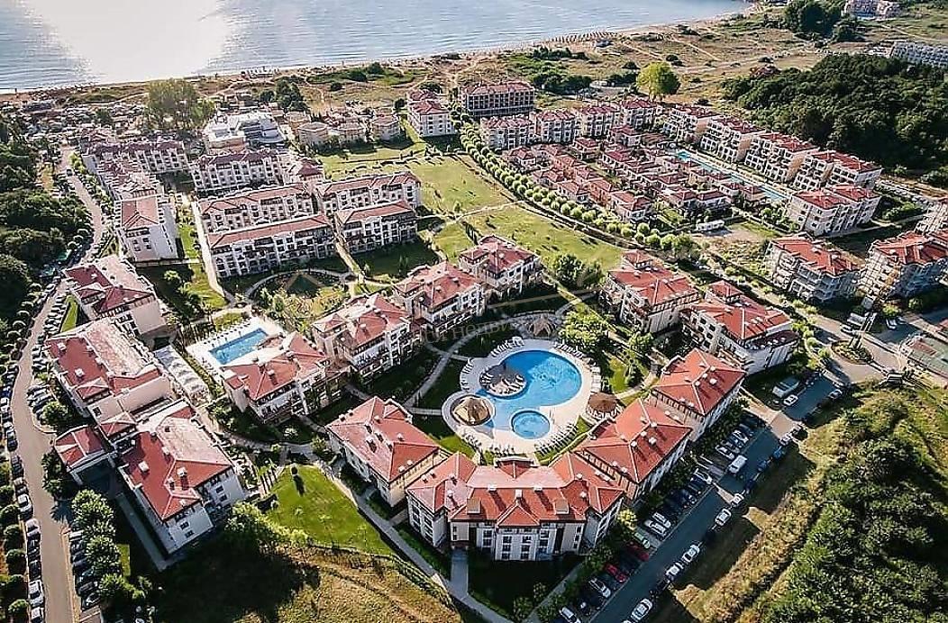 Spacious studio with a sofa bed in an elite complex on the first line by the sea in Sozopol