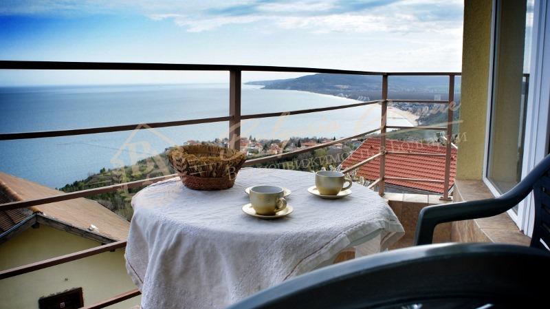 Three-bedroom apartment with panoramic sea view, Albena complex