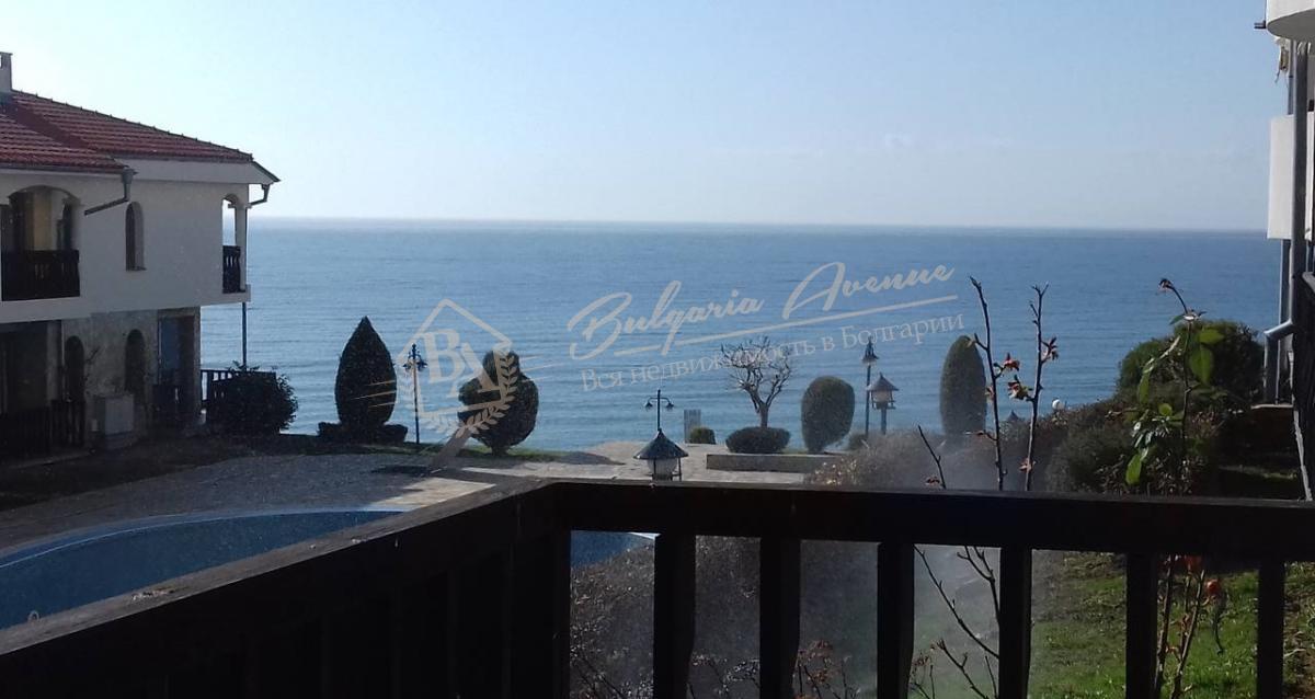 Three-bedroom apartment with sea view on the first line, in Sveti Vlas