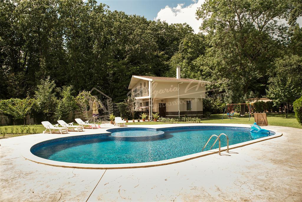 House with a 1500 m² plot in a residential area of Varna