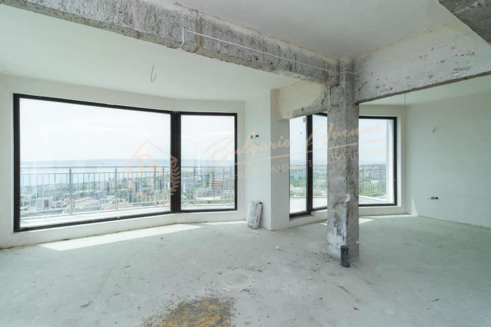 Three-bedroom apartment with sea panorama in an elite district in Varna