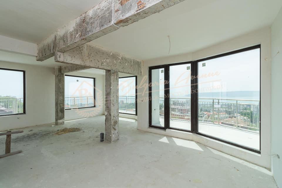 Three-bedroom apartment with sea panorama in an elite district in Varna