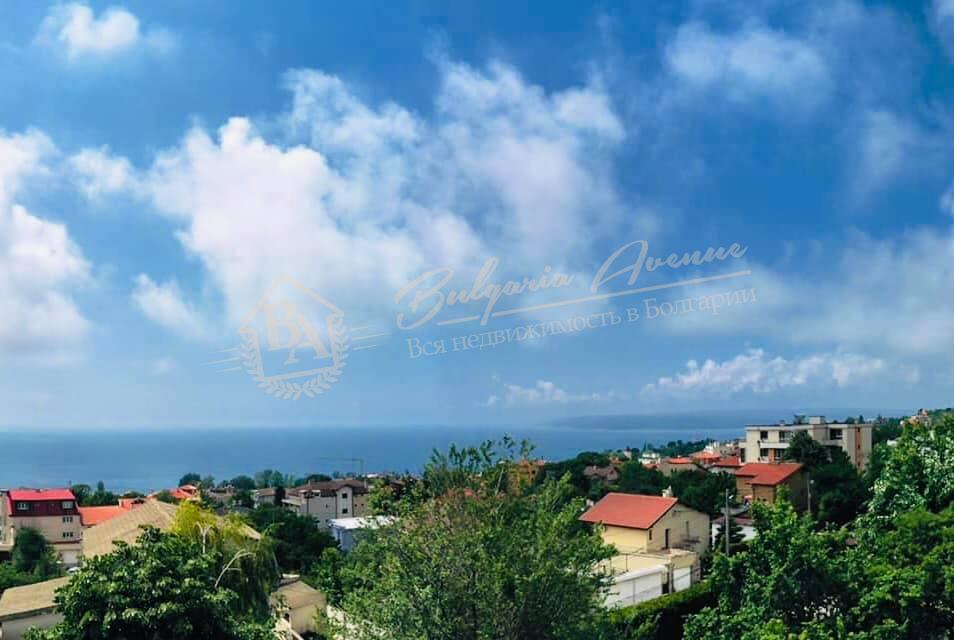 Panoramic three-bedroom apartment with parking and terrace in Varna