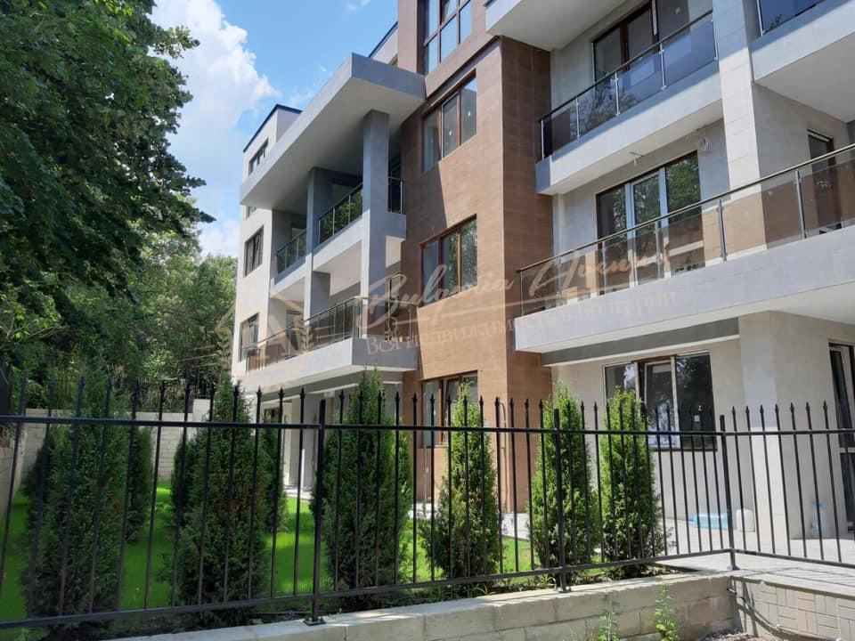 Panoramic three-bedroom apartment with parking and terrace in Varna