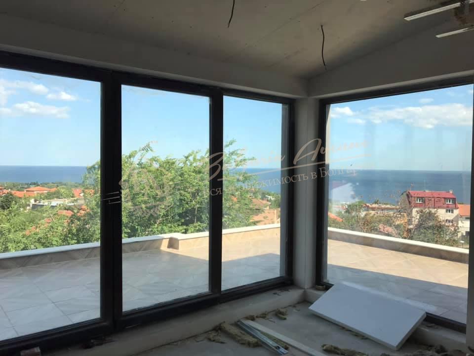 Panoramic three-bedroom apartment with parking and terrace in Varna