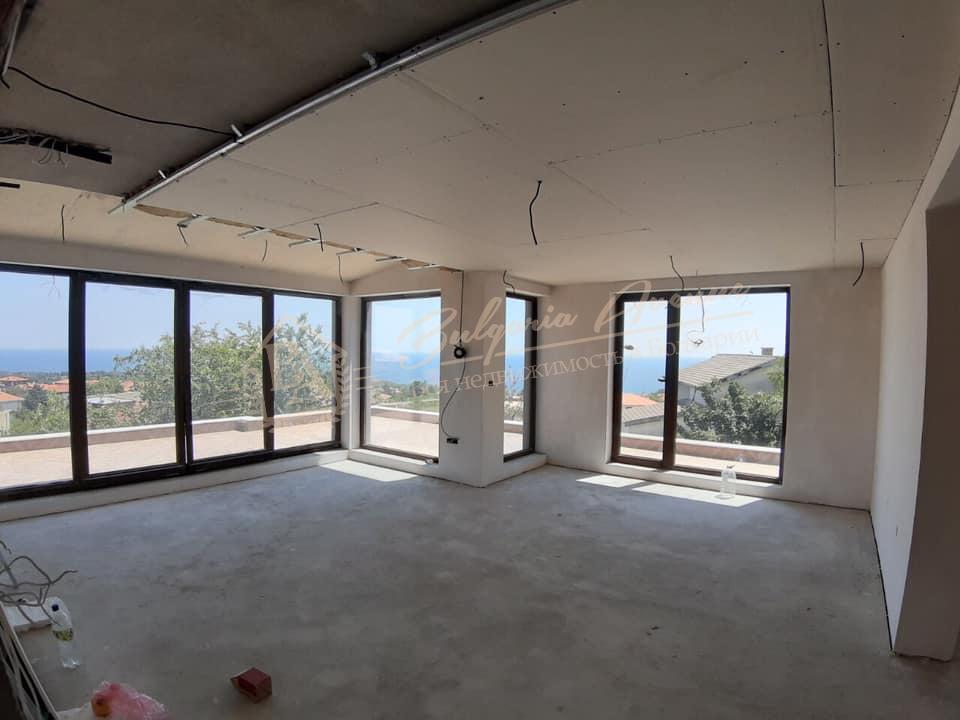 Panoramic three-bedroom apartment with parking and terrace in Varna