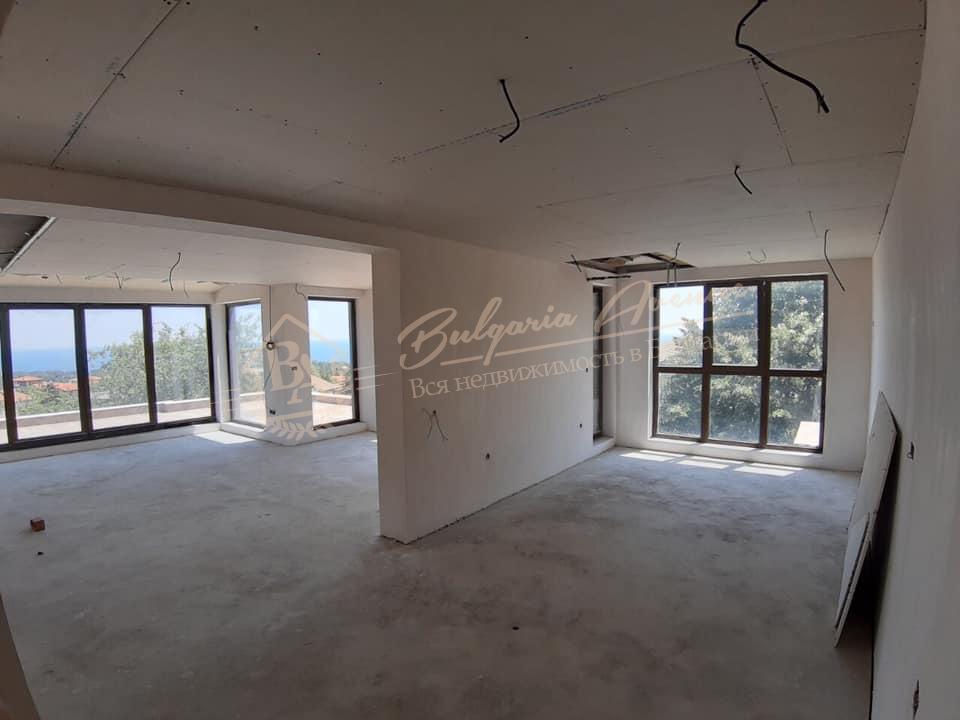 Panoramic three-bedroom apartment with parking and terrace in Varna