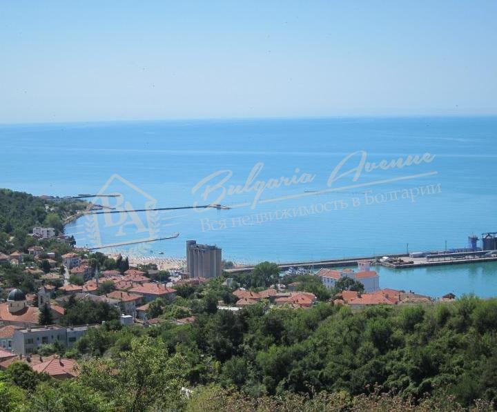 Двухэтажный дом с видом на море, в 10 минутах ходьбы от пляжа в г.Балчике.