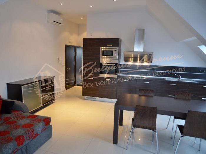 Three-bedroom apartment in an elite building 100 m from the beach in Saint Constantine and Helena