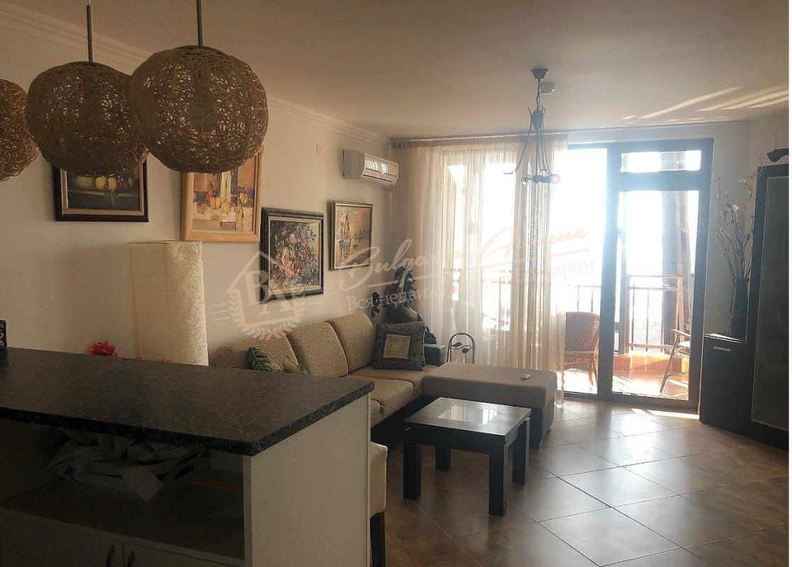 Three-bedroom apartment with sea view 100 m from the beach in Sveti Vlas