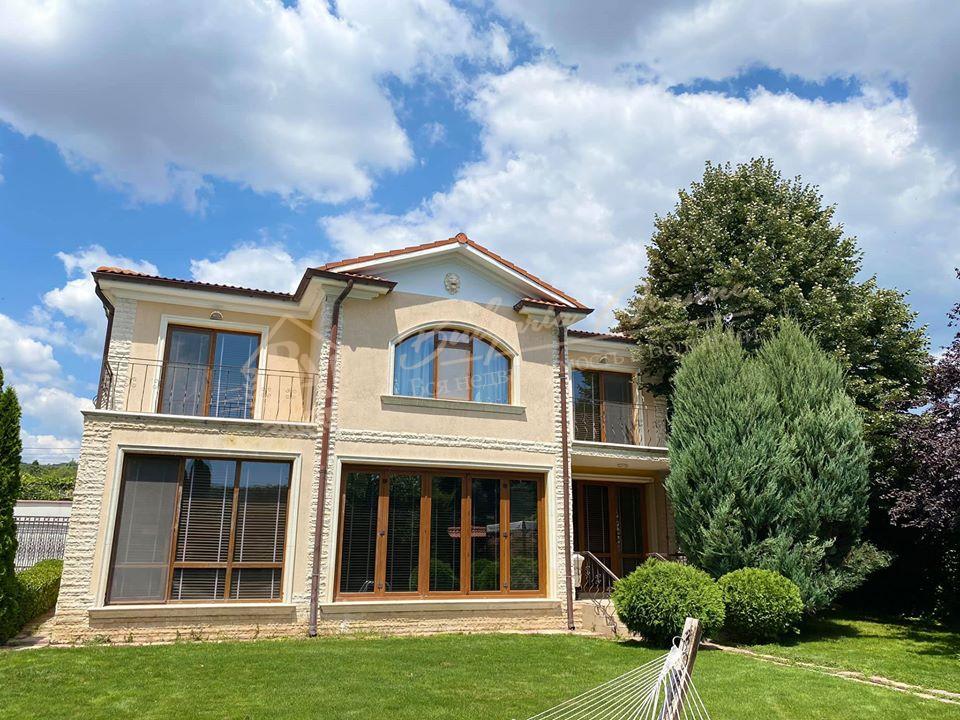 Luxury house with swimming pool and private garden in the Trakata area, Varna