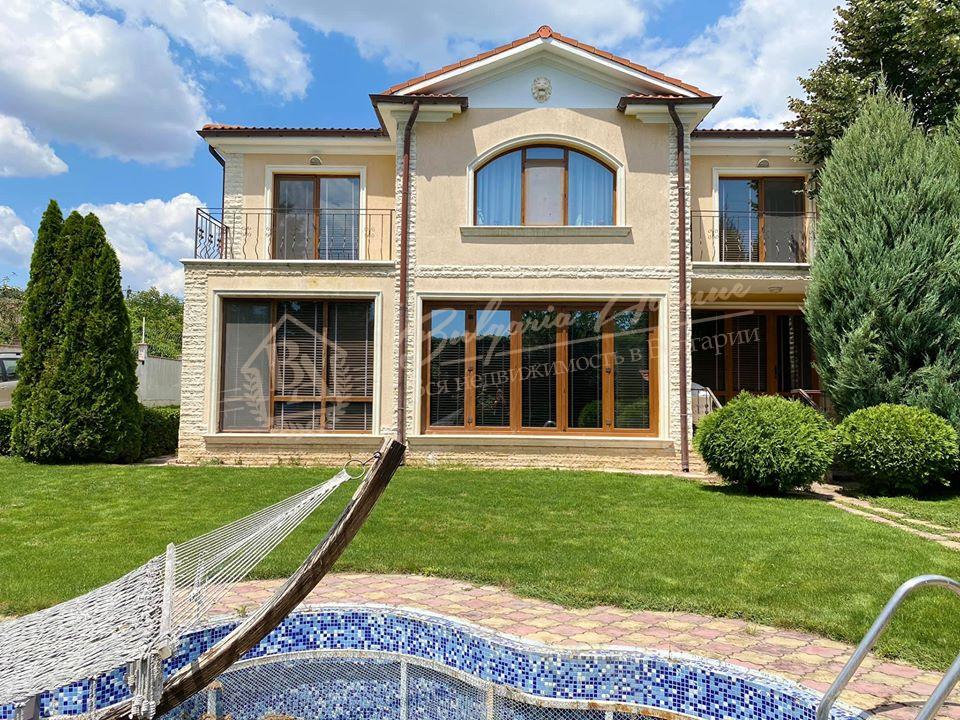 Luxury house with swimming pool and private garden in the Trakata area, Varna