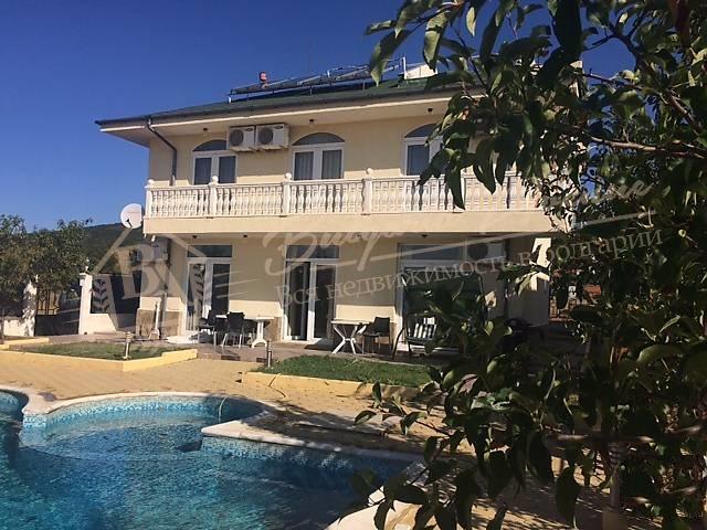 House with swimming pool and sea and bay views in Sveti Vlas