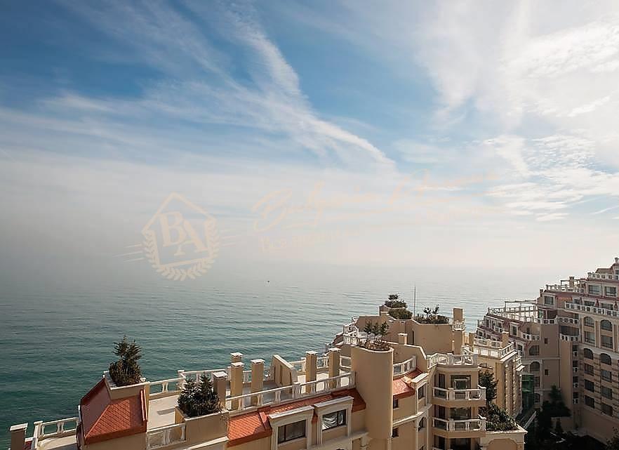 Three-bedroom apartment on the seafront with sea view