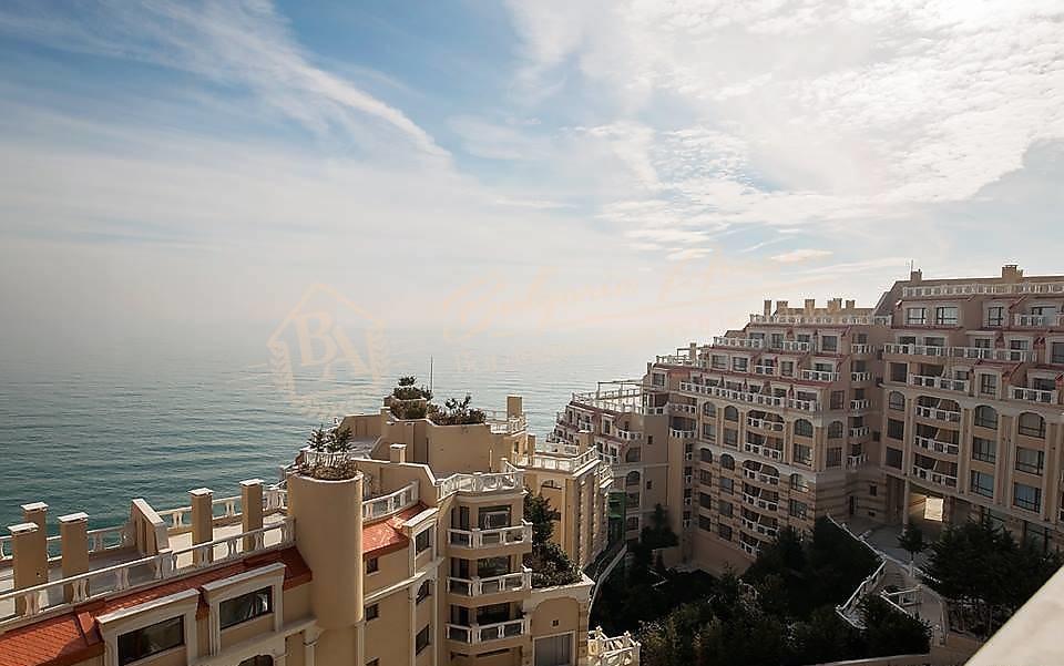 Three-bedroom apartment on the seafront with sea view