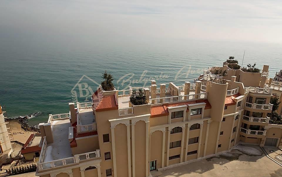 Three-bedroom apartment on the seafront with sea view